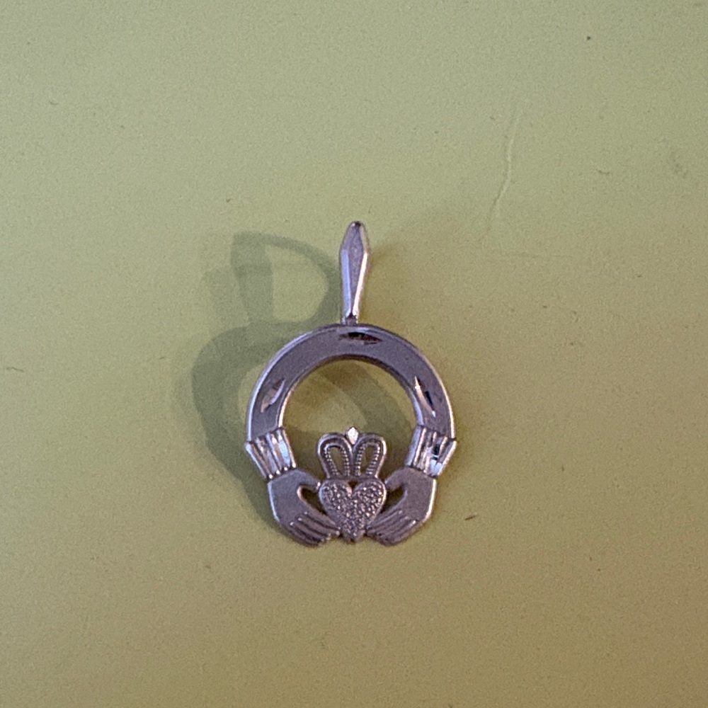 14k Yellow Gold Claddagh Pendant